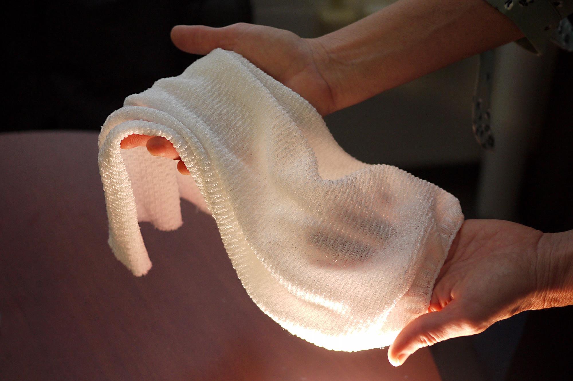 Smart textile uses sweat as switch to keep wearer cool or warm