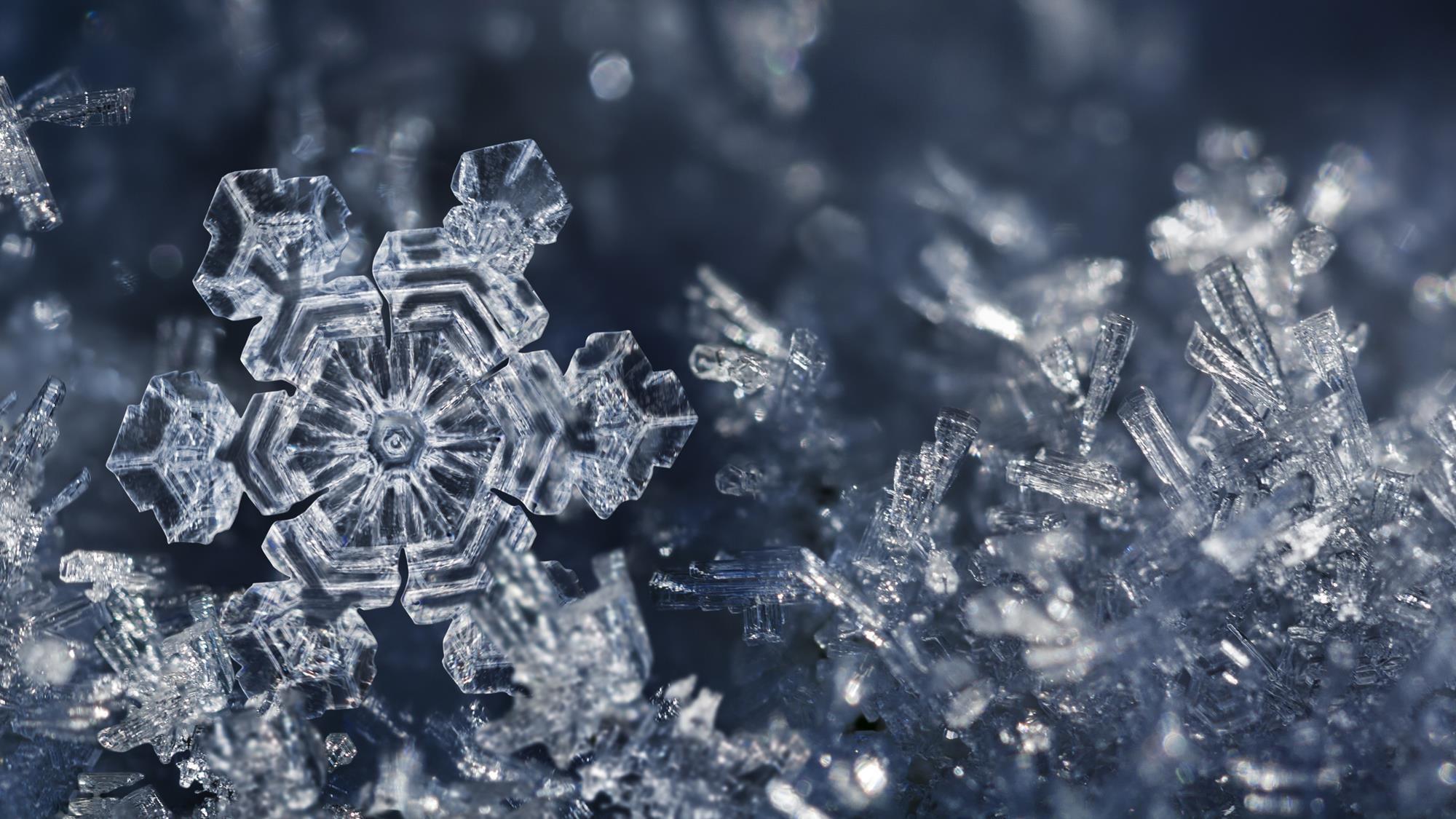 snowflake-symmetry-mirrors-ice-crystals-molecular-structure-research