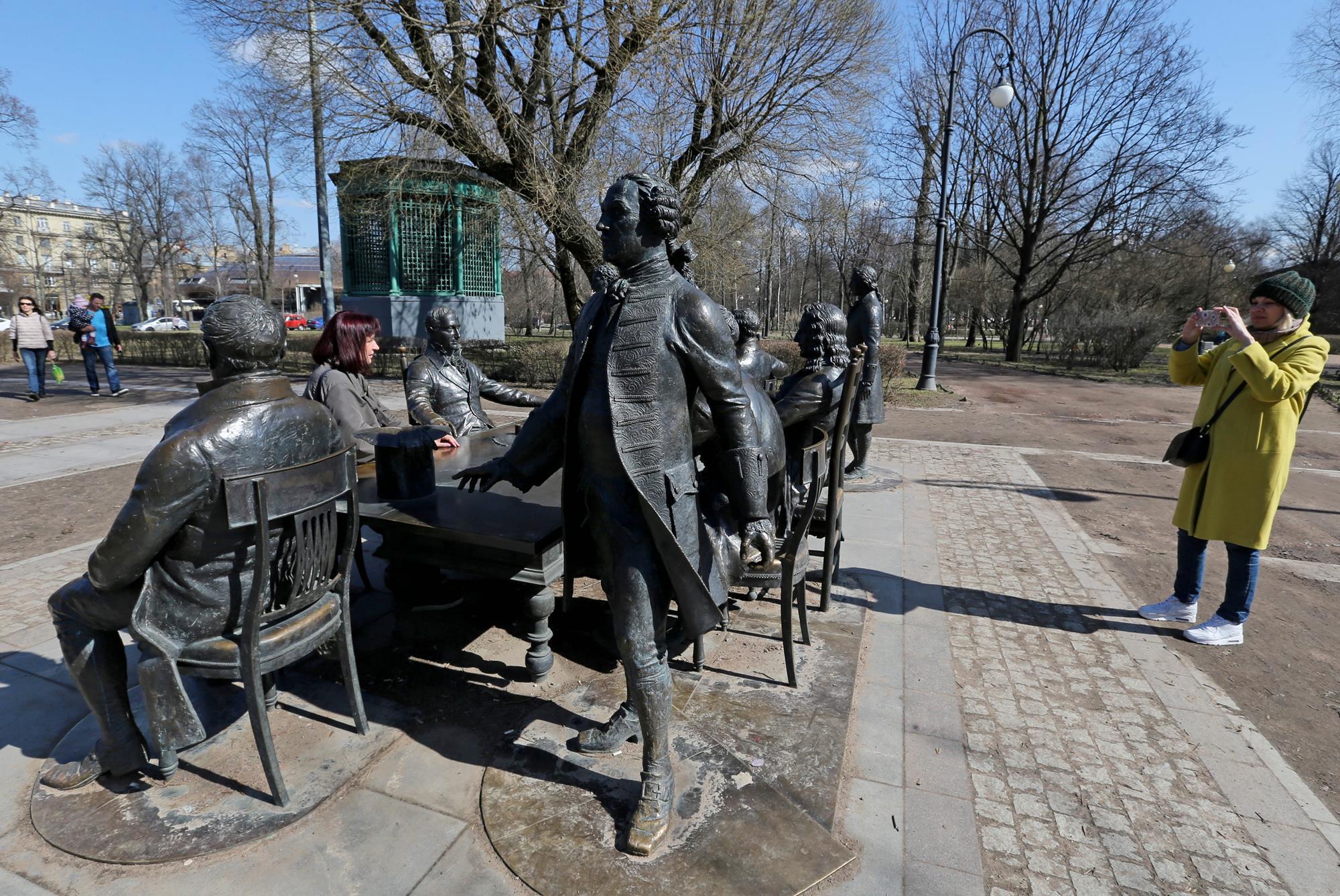 In St. Petersburg, the sculptor confused the French architect with the Scottish chemist 88 In St. Petersburg, the sculptor confused the French architect with the Scottish chemist 76