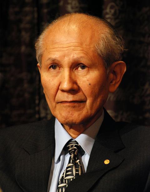 Osamu Shimomura, lauréat du prix Nobel de chimie 2008, lors d'une conférence de presse à l'Académie suédoise des sciences de Stockholm